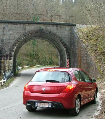 http://www.forum-peugeot.com/Forum/mesimages/22635/20030105PEUGEOT0025bis.jpg