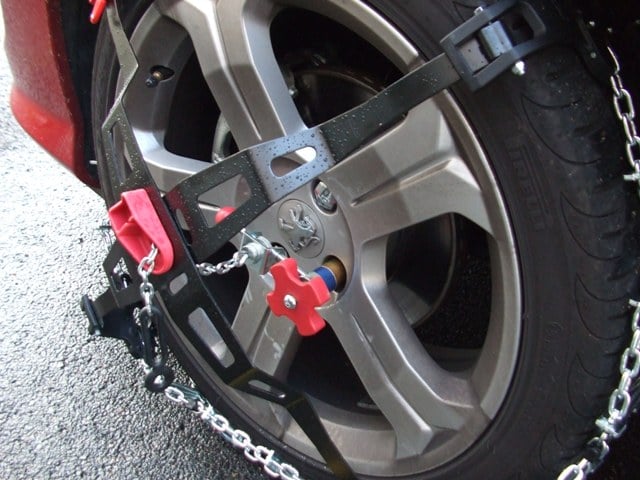 http://www.forum-peugeot.com/Forum/mesimages/27591/chaine%20sur%20pneu.jpg