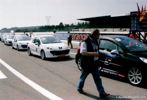 http://www.forum-peugeot.com/images/Image/dijon2007/argentique/coupe-207-sprint-02_tn.jpg