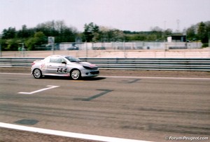 http://www.forum-peugeot.com/images/Image/dijon2007/argentique/trophee-gt-04_tn.jpg