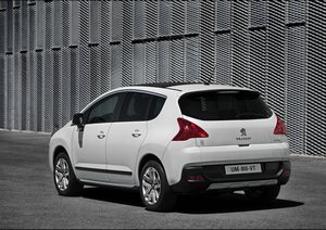 Peugeot 3008 HYbrid4 arri�re becquet