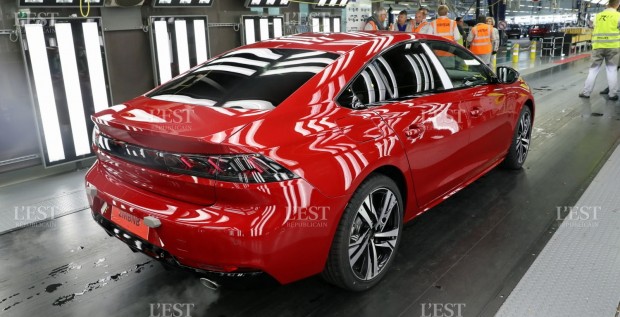 l-arriere-de-la-508-arbore-un-bandeau-horizontal-noir-brillant-encadre-par-des-feux-full-led-tridimensionnels-inspires-des-derniers-conce