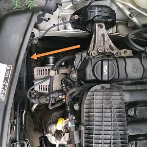 Durite imbibée d'huile_peugeot 208 avec temoin moteur orange allumé