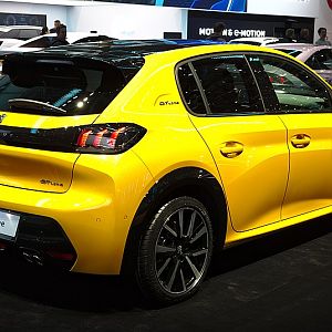 800px-Peugeot_208_GT-Line_Genf_2019_1Y7A5130