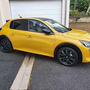208 GT Pack côté droit