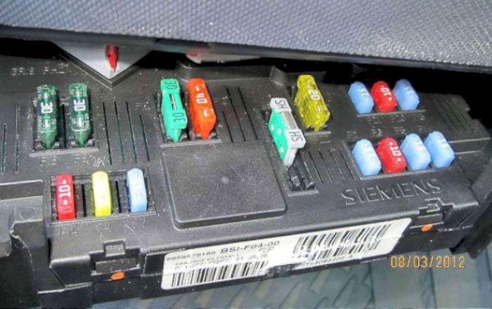 5gloveboxfuses.jpg