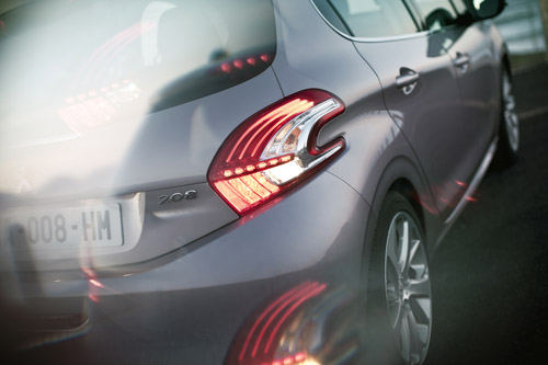 http://www.forum-peugeot.com/wp-content/uploads/2015/01/peugeot-208-sd-02.jpg