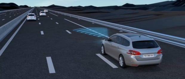 La caméra située en haut du pare-brise analyse les lignes de la route