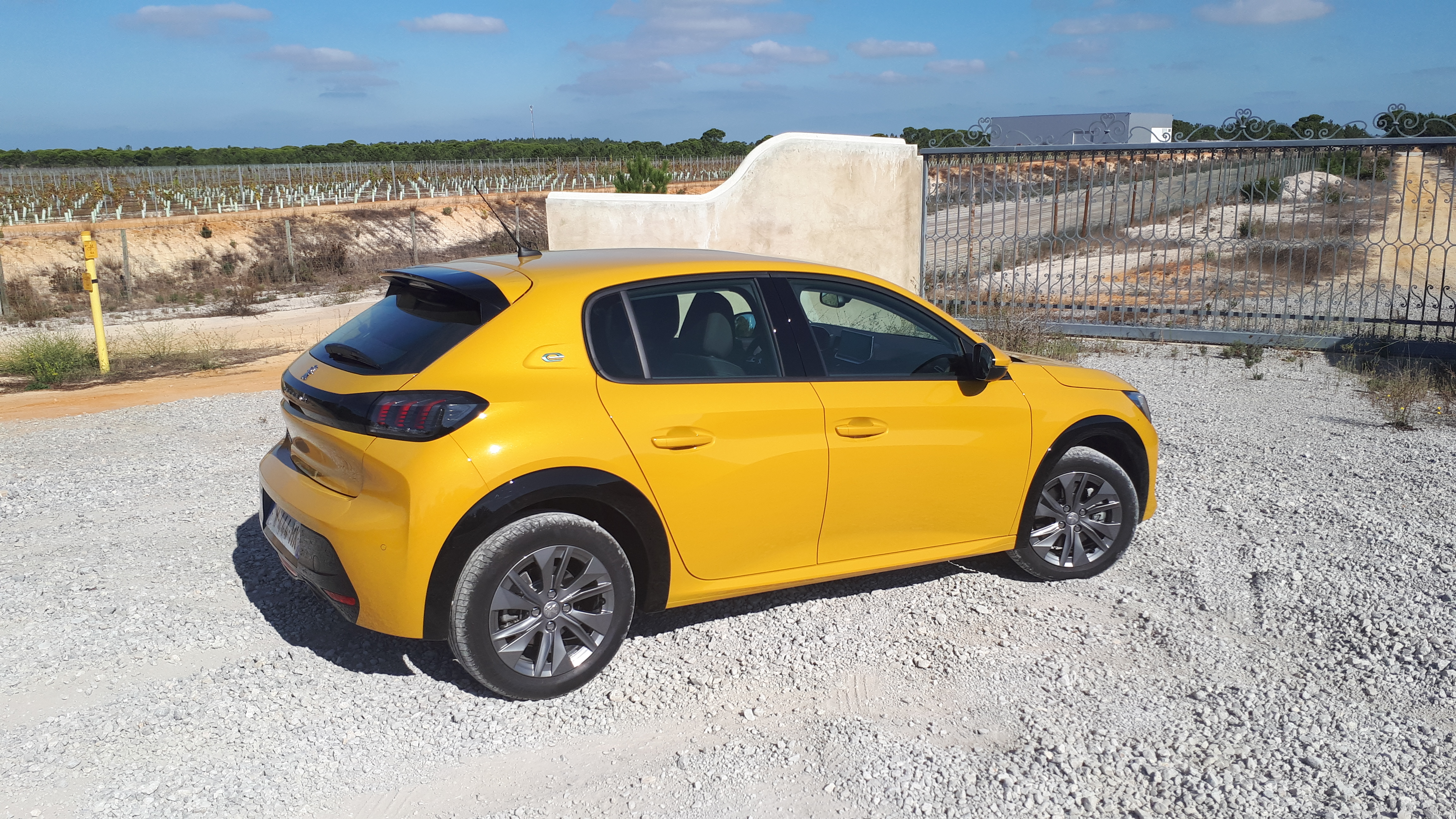 Peugeot e-208