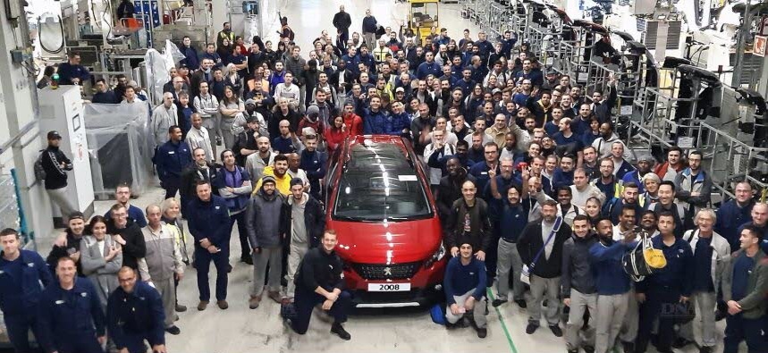 l-equipe-de-nuit-du-montage-a-pose-devant-la-derniere-peugeot-2008-produite-a-mulhouse-dr-1573579352.jpg