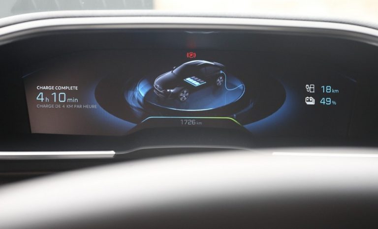 508-berline-Hybrid-ecran-charge-768x466.jpg