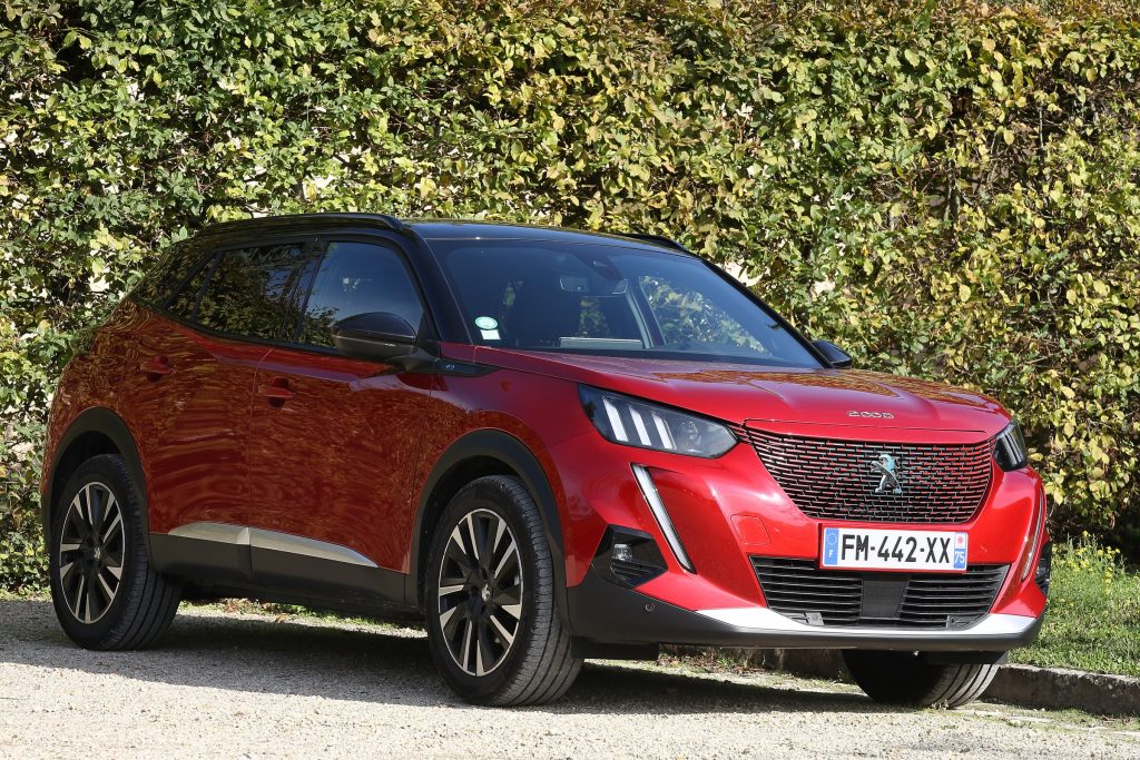 Peugeot e-2008 GT Line rouge Elixir vue avant calandre