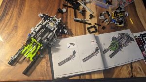 Montage avec instruction LEGO Peugeot 9x8