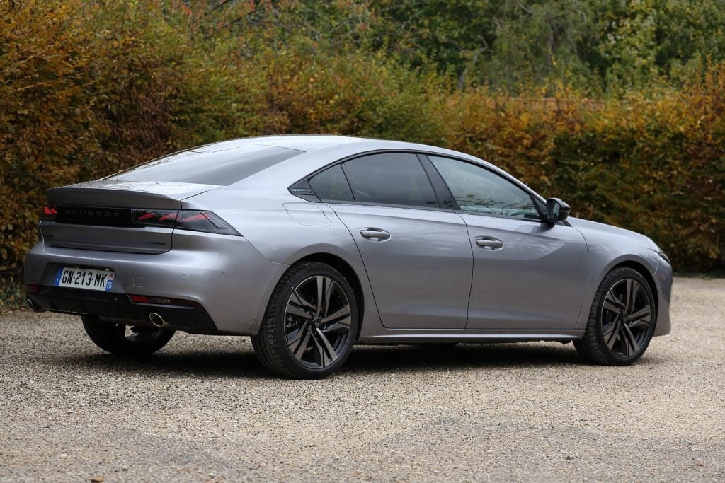 Une berline électrique Peugeot après la 508