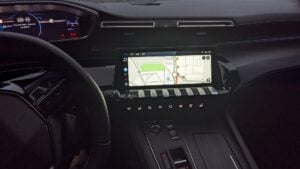 Waze en plein écran sur Peugeot I-Connect