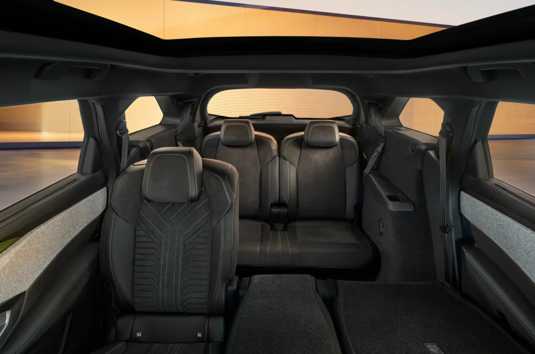 Modularité des sièges arrière du grand SUV Peugeot
