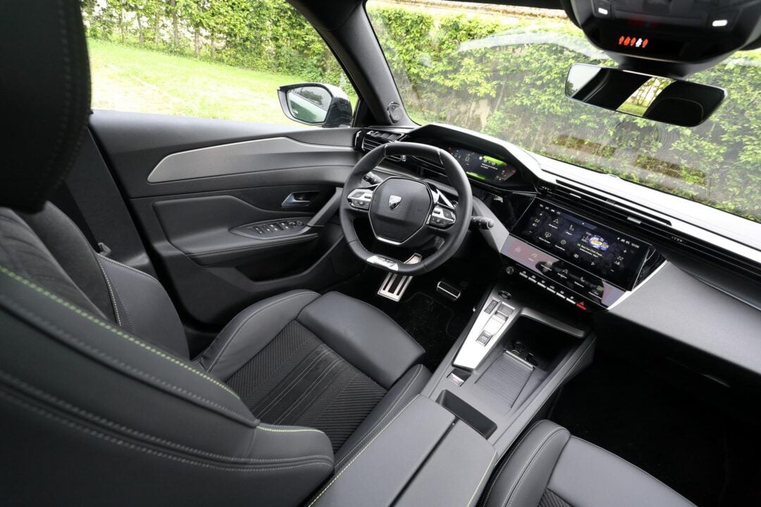 Peugeot 308 Hybrid 136: poste de conduite