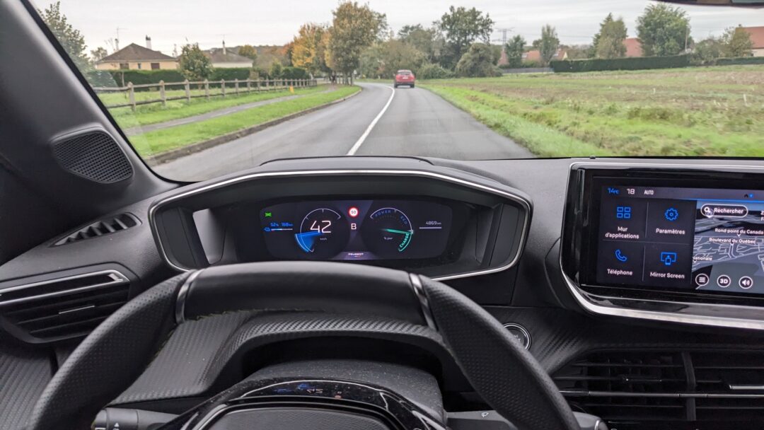 Duel électrique entre e-208 et Renault 5 E-TECH
