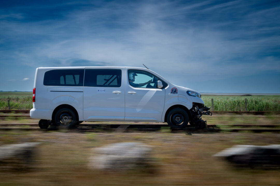 Peugeot e-Traveller rails