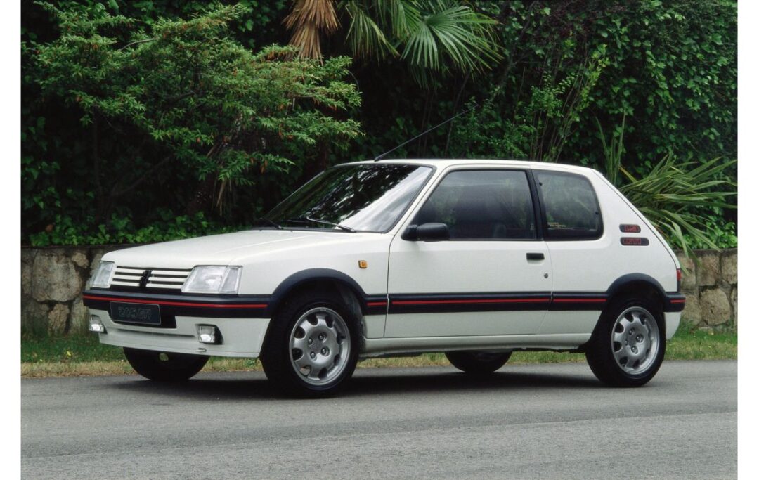 Peugeot 205 GTi exposée à Rétromobile